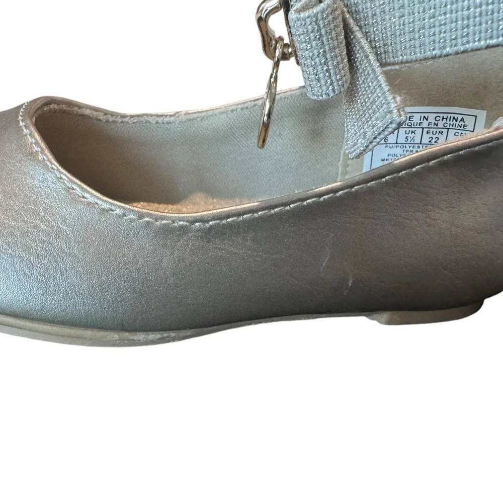 Michael Kors Girls “Kenyah Kay” Logo Charm Gold Ballet Flats Size 6 Toddler/Baby - Picture 9 of 12